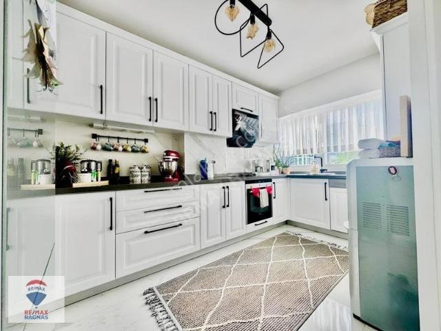 Üsküdar Bulgurlu'da Metroya Caddeye Yakın 4+1 210m² Daire