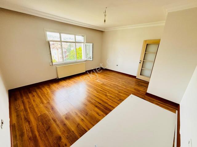 Üsküdar Burhaniye'de Çamlıca Manzaralı 3+1 Geniş 100m² Daire