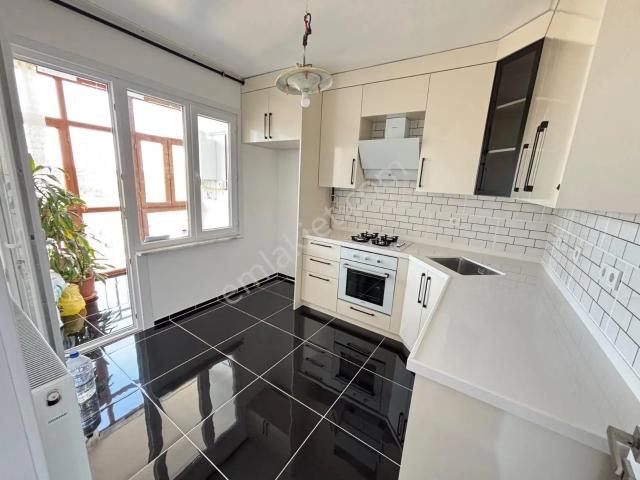 Üsküdar Burhaniye'de Boğaz Manzaralı İçi Yepyeni 3+1 Daire