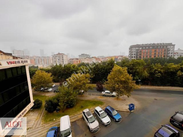 Üsküdar Cumhuriyet'te Çift Girişli 6+2 Satılık Muazzam Dubleks