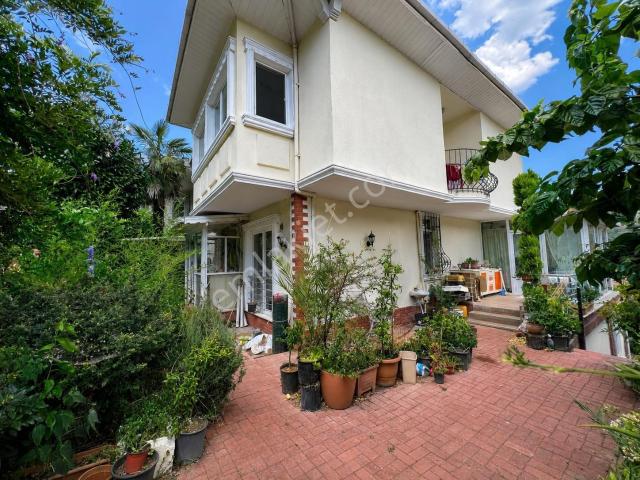 Üsküdar Çengelköy Ata 2 Sitesinde 300 M2 Boş Tripleks Villa