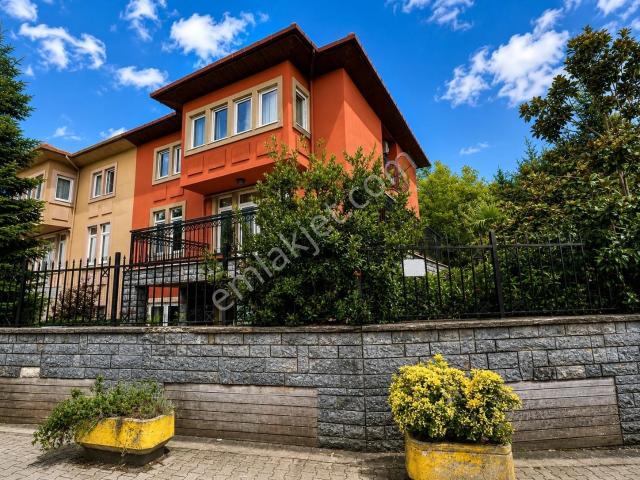 Üsküdar Çengelköy Ata 2 Sitesinde 300 M2 Süper Villa