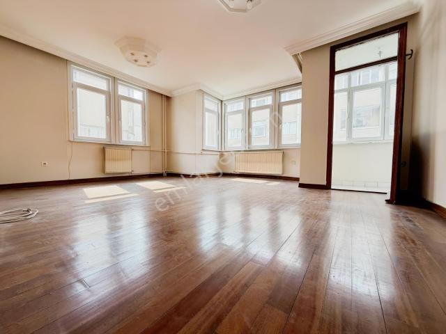 Üsküdar Çengelköy Ata 2 Sitesinde 3+1 Köşe Daire