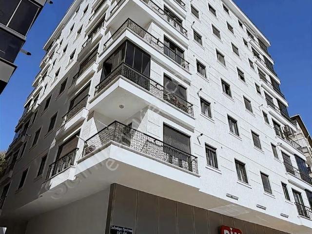 Üsküdar Setbaşı'nda Yeni Bina'da 2+1 Satılık Daire