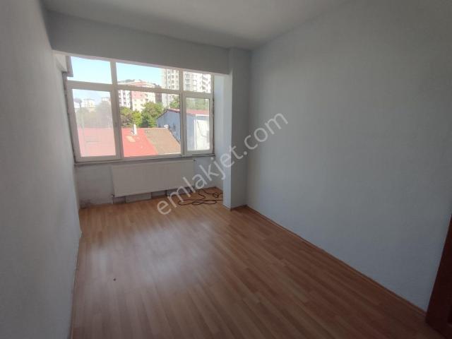 Üsküdar 1+1 Balkonlu Caddeye Yakın Kiralık Daire