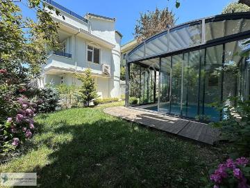 Üsküdar'da Havuzlu Müstakil Kiralık Villa