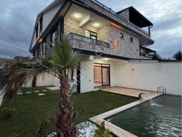 Üstüner Gayrimenkul'den 4+1 Havuzlu Villa