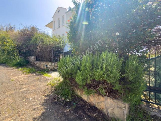 {üst Cadde}525m2 Arsa,3 Normal Kat,müstakil Villa