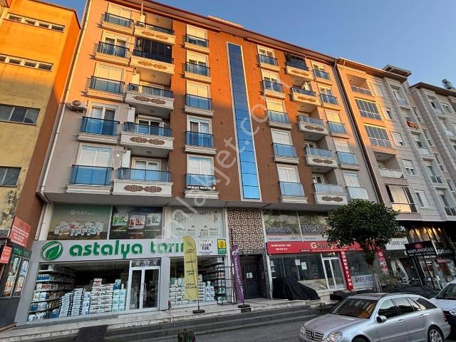 Usta Gayrimenkul'den Kiralık Cadde Üzerinde 3+1 Temiz Daire