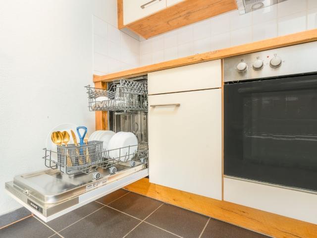 Up to 10 people 106 sqm designer apartment, prime location, 1 free parking space, Dresden Amsterdam Apartments for Rent