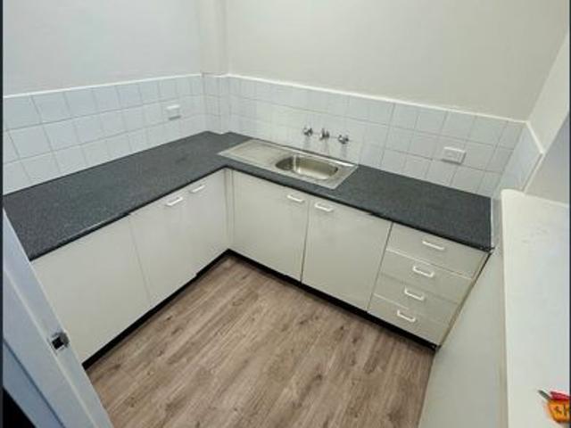 Up dated & Well Located Top Floor Apartment for Convenient Living