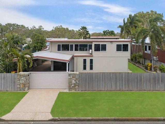 UPMARKET HOME WITH SHED + DECK + POOLWALK TO THE BEACH!