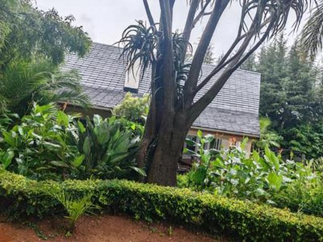 upmarket spacious garden cottage. u.