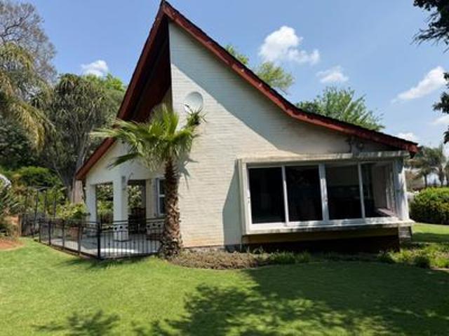 upmarket spacious garden cottage. u.