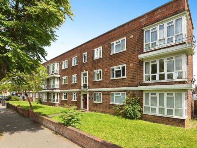 Upney Lane, Essex IG11 2 bed flat to rent £2,000 pcm £462 pw