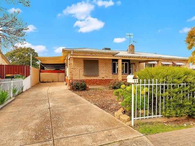 Update 3 bedroom semi with solar panels & shed pets negotiable
