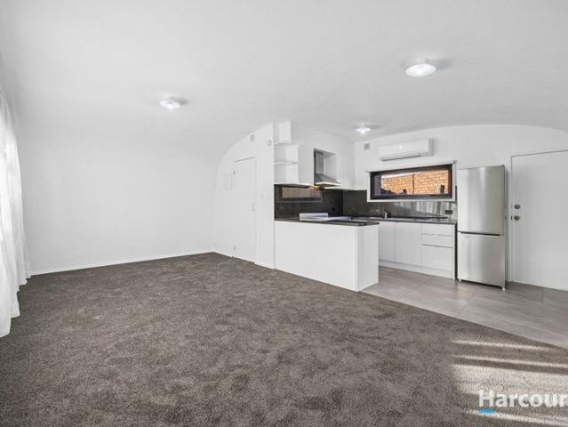 Updated one bedroom home offers comfortable, low maintenance living in a convenient Bell Park location