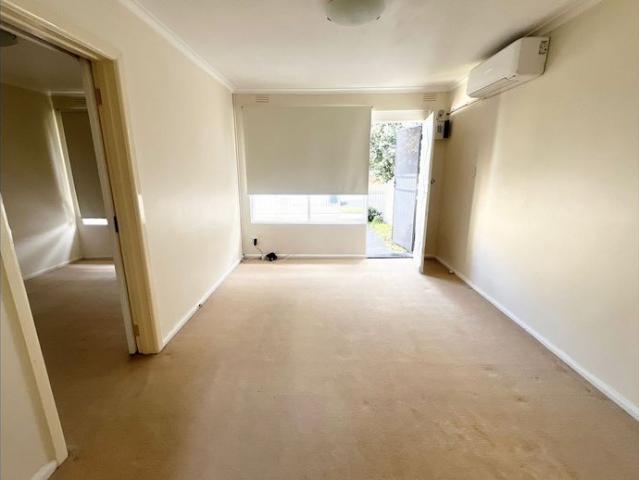 Updated one bedroom unit walk to station & shops!