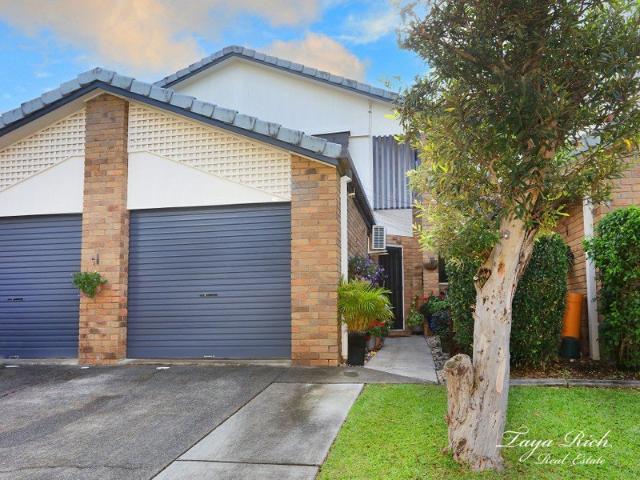 Updated & Beautifully Presented Townhouse Parkland Outlook Low Body Corp Fees Nothing To Do, Just Move In!