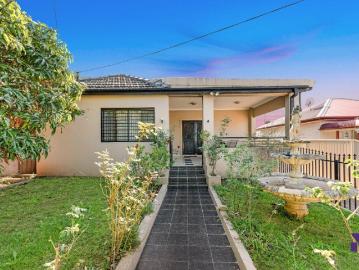 Updated comfortable and highly versatile family entertainer in a prime location