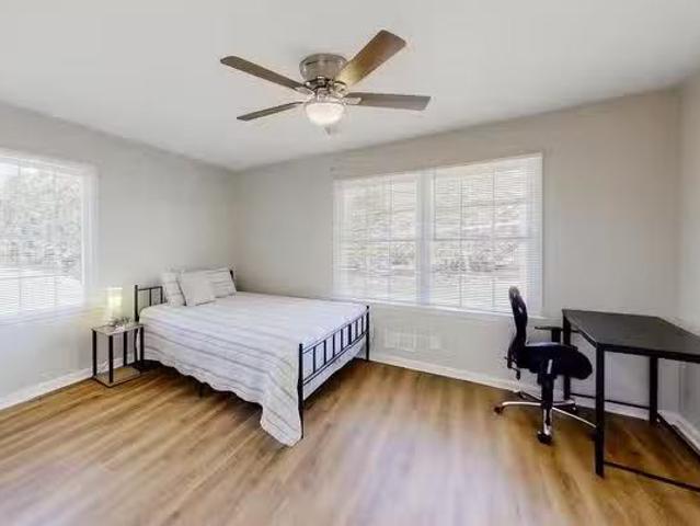 Updated & Cozy Forest Park Home Furnished Secure Free Wi Fi.