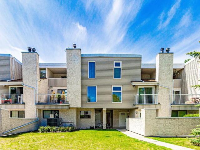 UPDATED Cozy Varsity 2 Bed+1 Bath w/ parking, laundry, NEW flooring & fireplace! — #1405 3500 Varsity Drive NW
