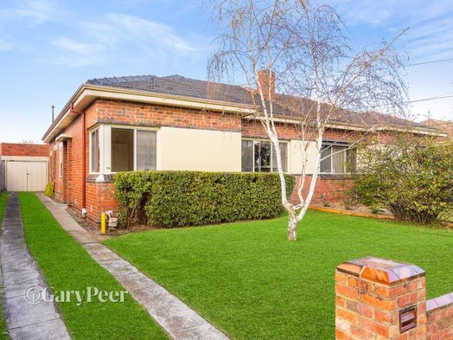 Updated Deco delight in a prized location