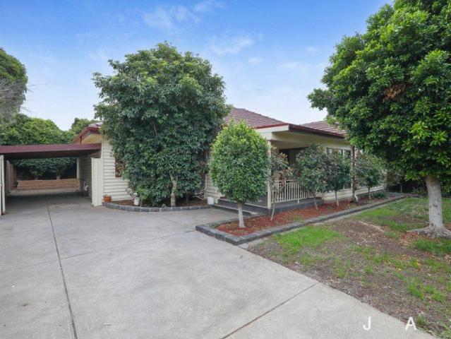 UPDATED FAMILY HOME IN PRIME LOCATION!