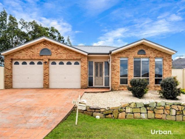 UPDATED FAMILY LIVING IN THE PRESTIGOUS VINEYARD GROVE ESTATE