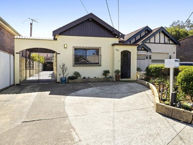 Updated Freestanding Cottage with North Facing Entertainer's Backyard