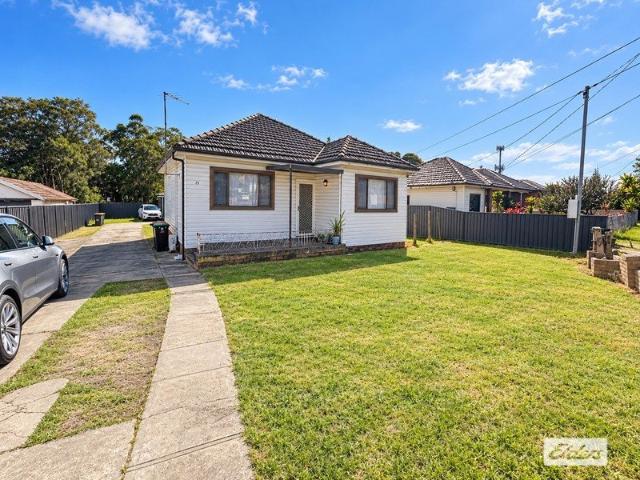 Updated Freshly Painted 3 Bedrooms Fornt House
