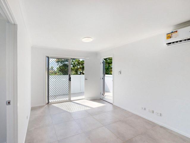 Updated Low Maintenance 3 Bedroom Unit With Air Conditioning 2 Minutes To The Beach!