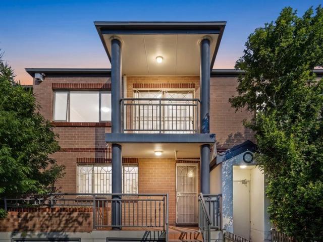 Updated retreat in convenient blue ribbon locale