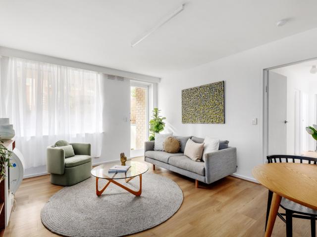 Updated Two Bedroom Apartment in Prime Hawthorn East Location