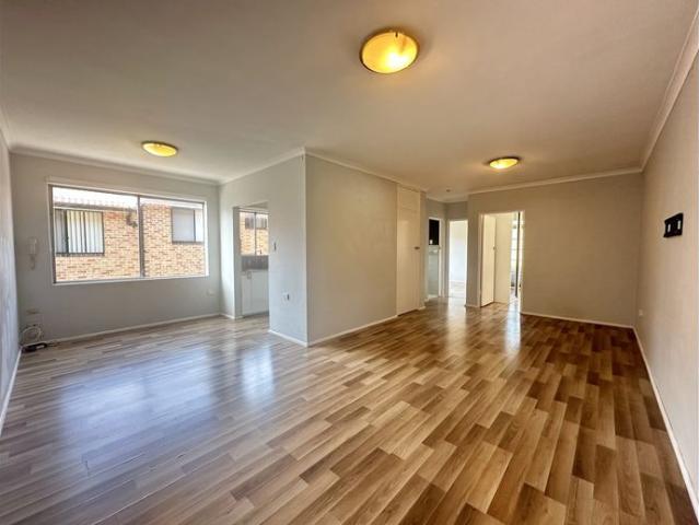 Updated Two Bedroom Unit In Convenient Location