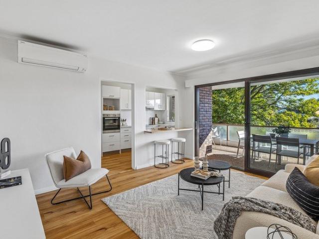 Updated top floor haven with entertainers' balcony