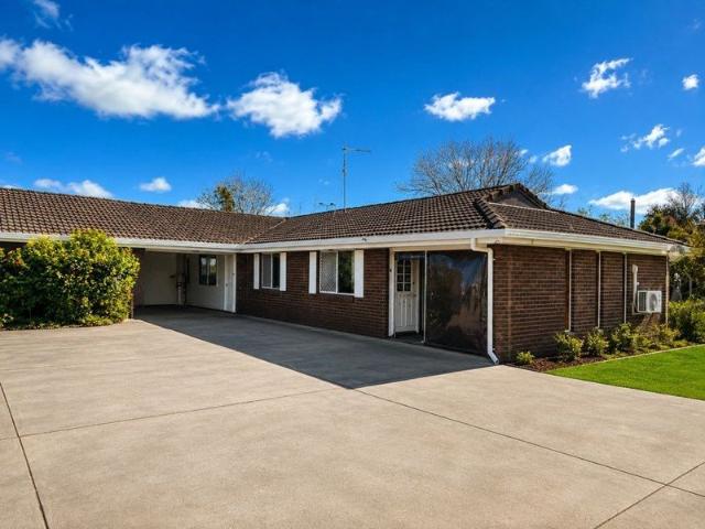 Updated Unit ~ Backs onto Parkland!