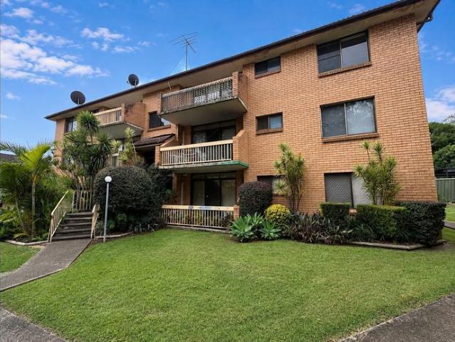 UPDATED UNIT IN GREAT LOCATION!