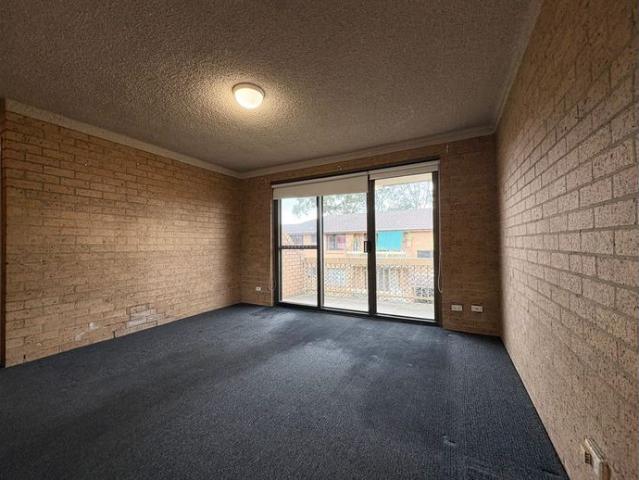 UPDATED UNIT IN GREAT LOCATION!