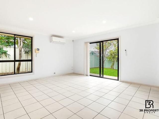 WALK TO ROOTY HILL STATION!