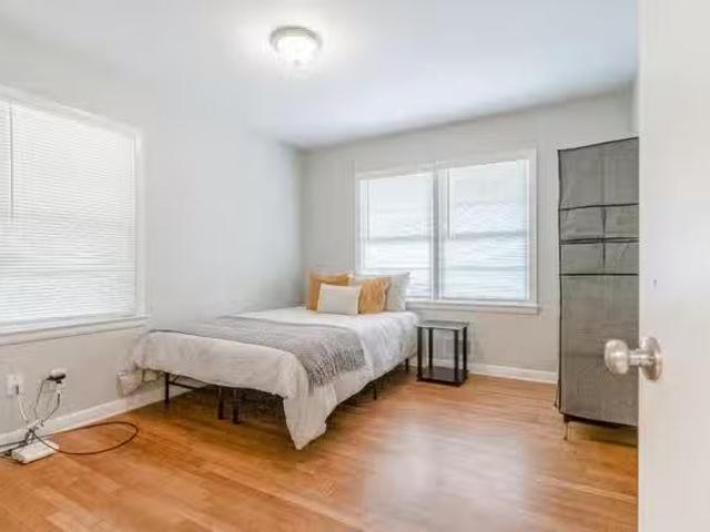 Updated Westside home, a 4 min walk to Bus Line 867 id. 156