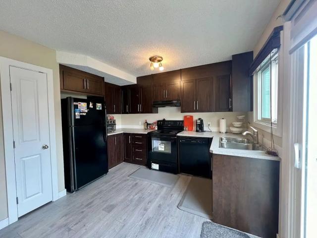 Updated 2 Bedroom Townhouse in Deer Ridge Village – Steps from Fish Creek Park!