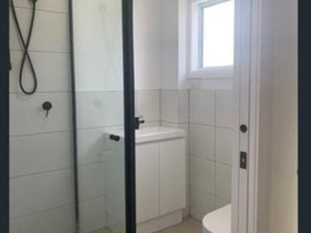 Updated 2 Bedroom Unit in Convenient Glendale Location
