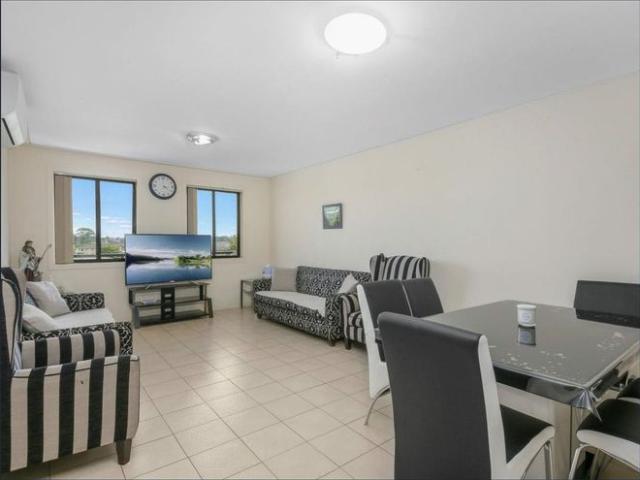 Updated 2 Bedroom Unit in Convenient Location