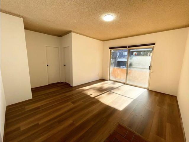 Updated 2 Bedroom unit in Kingswood