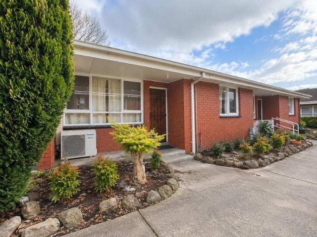 Updated 2 Bedroom Unit In Prime Cheltenham Location