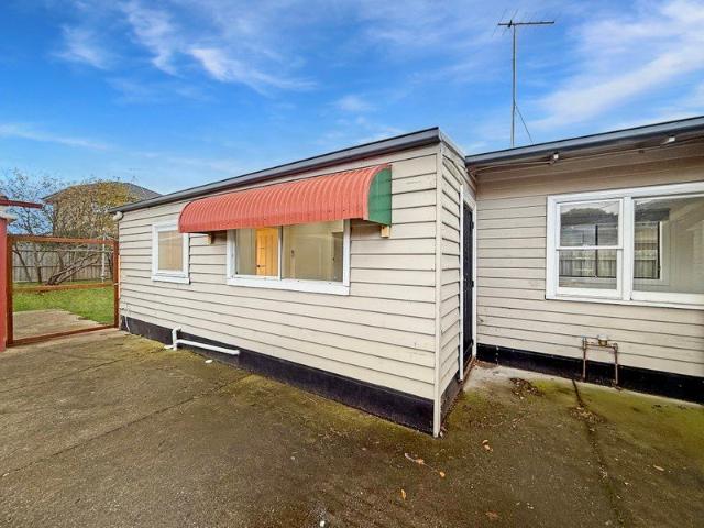 Updated 2 Bedroom Unit With Generous Backyard In Great Location