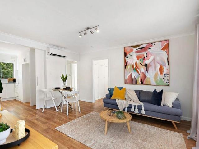 UPDATED 2 BEDROOM APARTMENT IN BOUTIQUE BLOCK