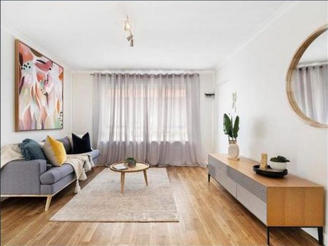 UPDATED 2 BEDROOM APARTMENT IN BOUTIQUE BLOCK