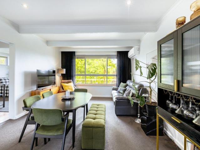 UPDATED 2 BEDROOM APARTMENT IN PRIME HUNTINGDALE LOCATION